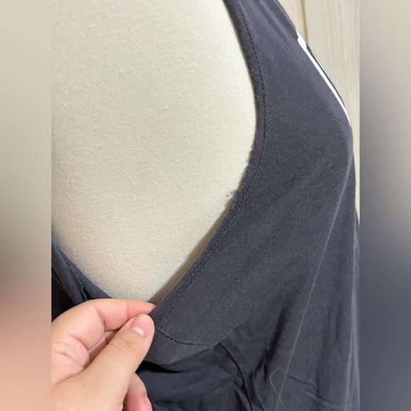 Zoe and Liv cutoff style tee - Picture 4 of 4